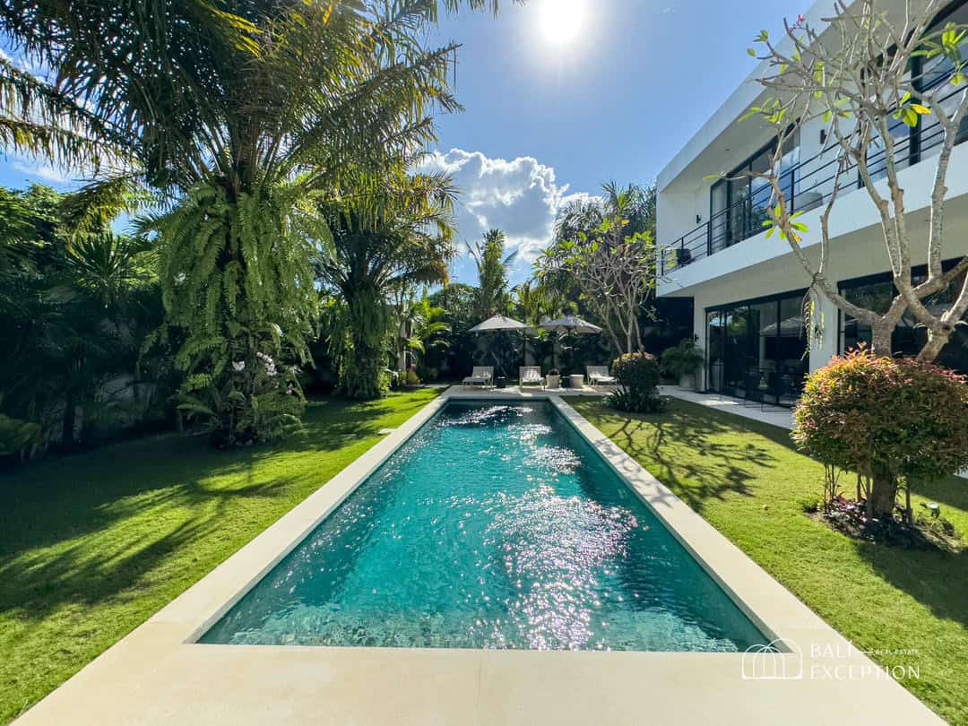 TROPICAL MINIMALLIST 3 BEDROOM VILLA FOR SALE LEASEHOLD IN TUMBAK BAYUH BE-2228 